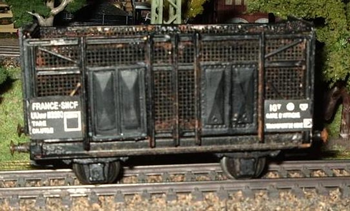 VB maquette - 44 - Trémie à coke à essieux et bord carrés - 1.JPG