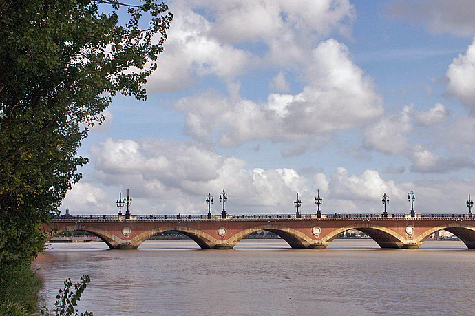 Le pont de pierre de Bordeaux.jpg