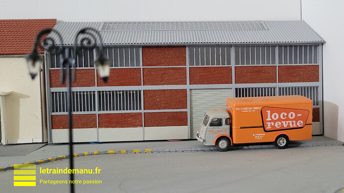 letraindemanu (3453) tuto réseau Ho usine cités miniatures l'entrepôt à son emplacement à côté des sapeurs-pompiers source letraindemanu