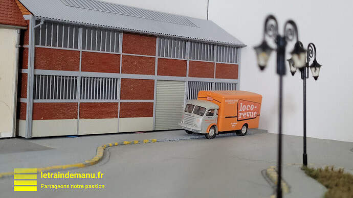 letraindemanu (3454) tuto réseau Ho usine cités miniatures l'entrepôt à son emplacement à côté des sapeurs-pompiers source letraindemanu