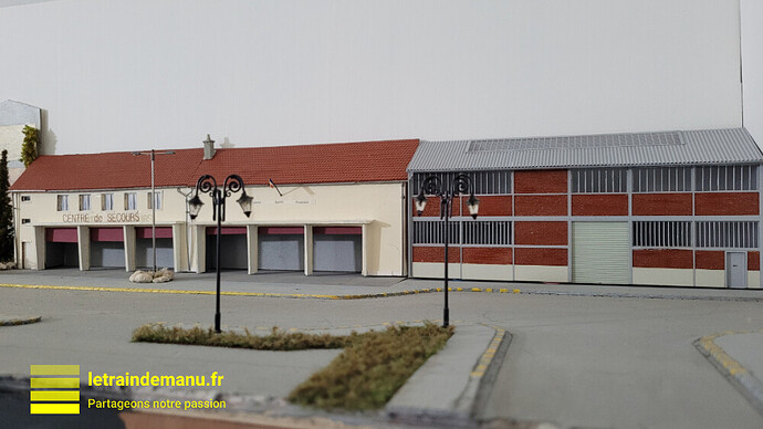 letraindemanu (3452) tuto réseau Ho usine cités miniatures l'entrepôt à son emplacement à côté des sapeurs-pompiers source letraindemanu