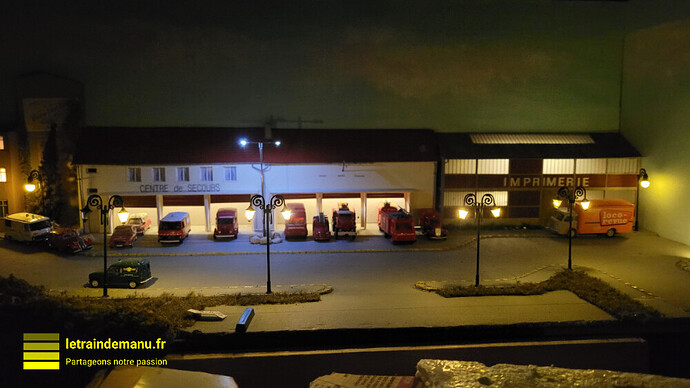 letraindemanu (3507) ambiance nocturne sur le réseau Ho lampadaires et éclairages intérieurs centre de secours caserne de pompiers et usine imprimerie Source letraindemanu.fr