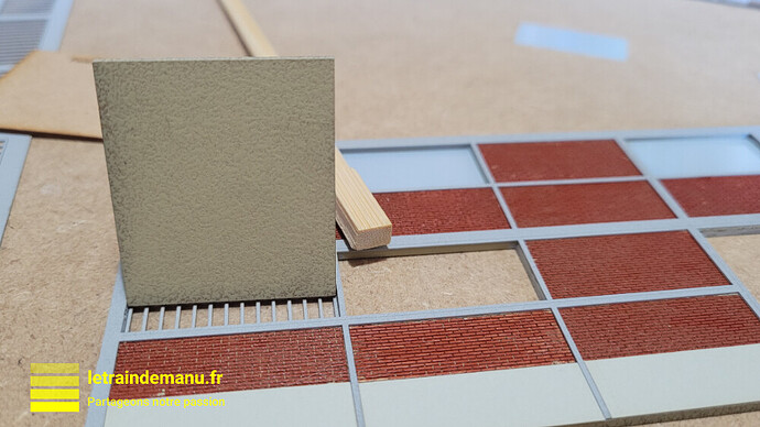 letraindemanu (3444) tuto réseau Ho usine cités miniatures pose des fenêtres et des grilles source letraindemanu