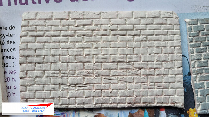 letraindemanu (2355) réseau ho mur en pâte à modeler et carton plume canson