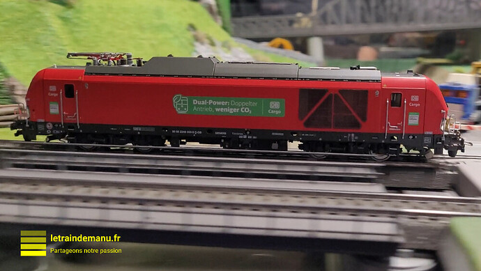 letraindemanu (3809) réseau Märklin 3 rails de Errol Vectron Br 249 DB AG Piko 55929 source letraindemanu.fr