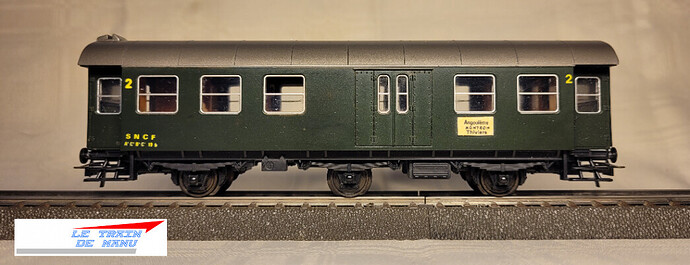 letraindemanu (2711) wagons Ho voiture voyageurs modernisée SNCF à 3 essieux livrée verte à toit gris ROCO
