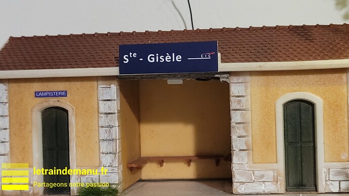 letraindemanu (2796) Réseau Ho Modulinos abri de quai gare Sainte-Gisèle plaque de gare Copirail