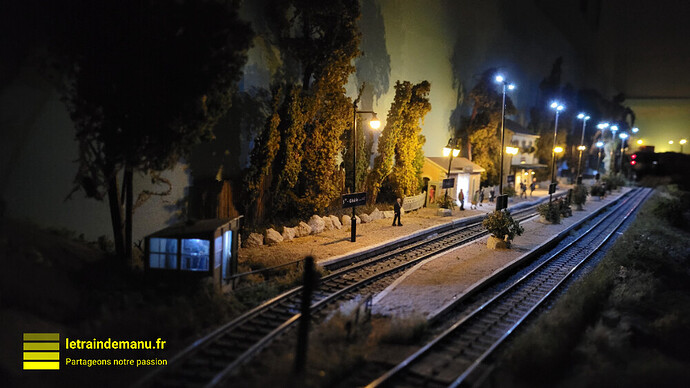 letraindemanu (3496) ambiance nocturne sur le réseau Ho lampadaires et éclairages intérieurs de la gare de Sainte Gisèle Source letraindemanu.fr