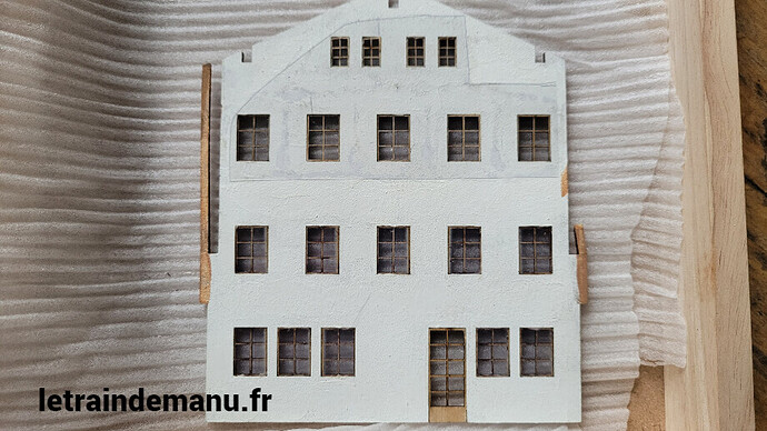 letraindemanu (2501) tuto Ho chalet des Grisons Bois modélisme pose des fenêtres et vitrages