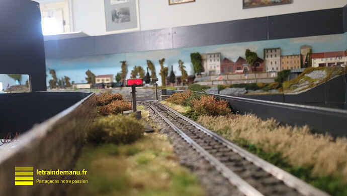 letraindemanu (3720lr) signalisation ferroviaire SNCF réseau Ho Guidon d'arrêt pour protéger les manœuvres Source letraindemanu.fr-fotor-20250113155248