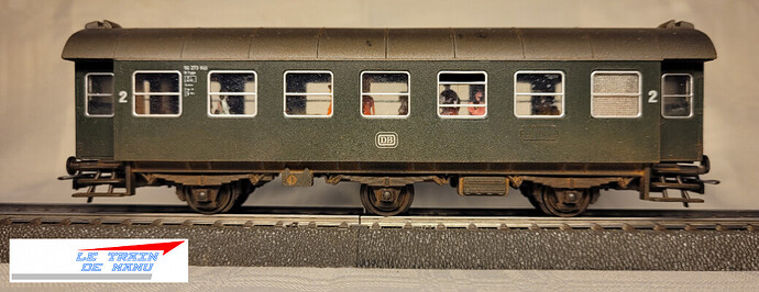 letraindemanu (2712) wagons Ho voiture voyageurs modernisée SNCF à 3 essieux livrée verte à toit gris ROCO