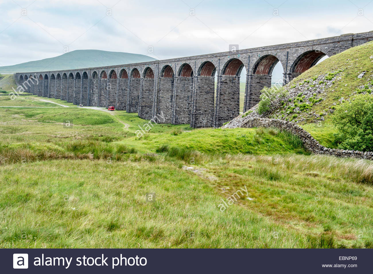 ribblehead-viaduct-showing-a-number-of-arches-forming-a-railway-bridge-EBNP69.jpg