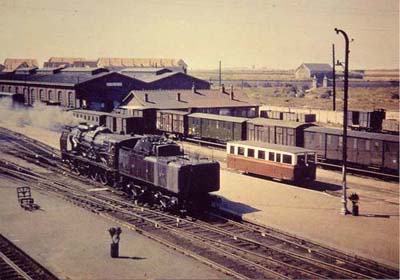 Les couleurs sont moins sombres sur la carte postale Pour donner une référence, les deux wagons couverts qui encadrent le fourgon Nord (vert) sont brun unifié